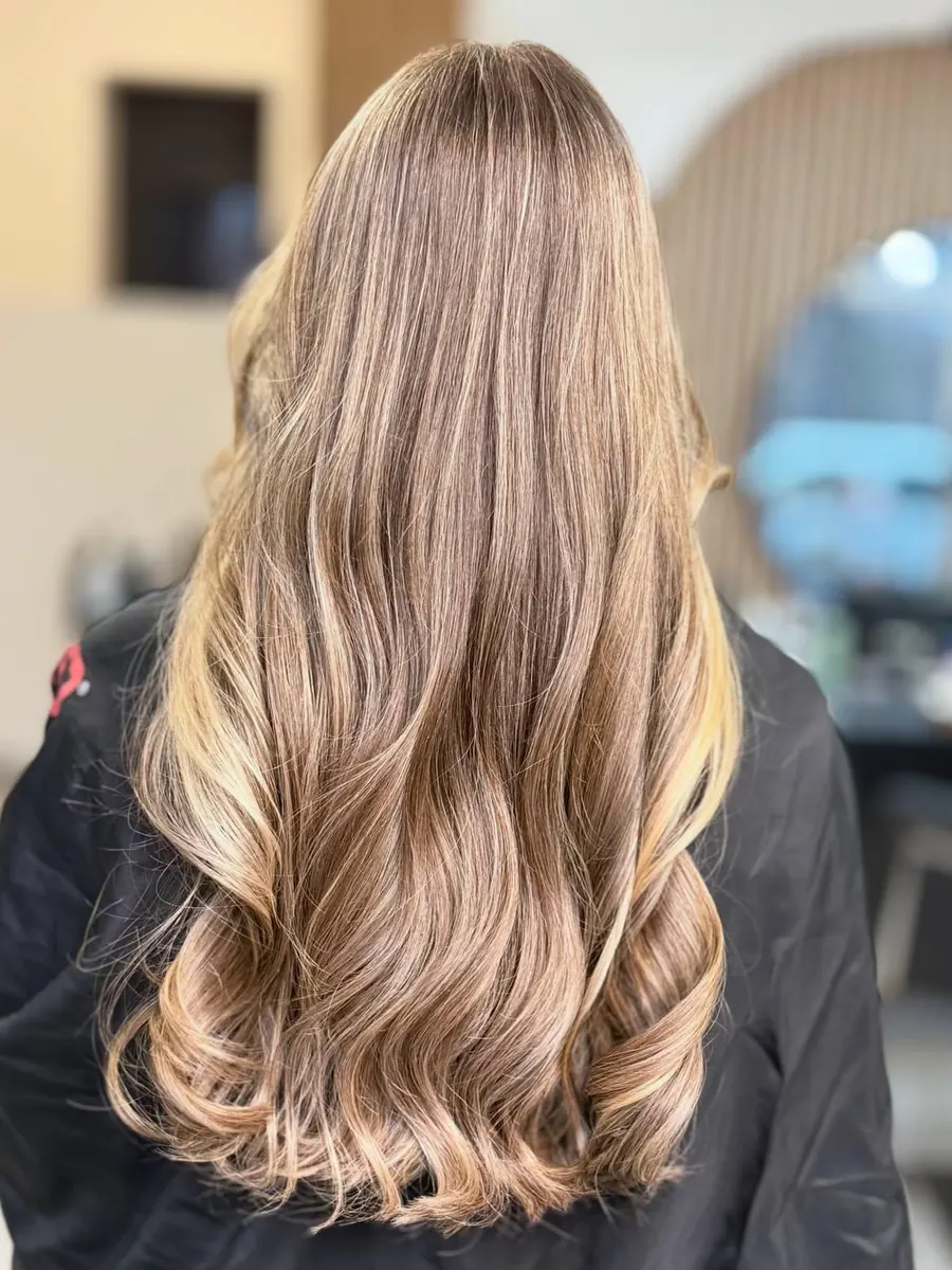 Dlouhé blond vlny s přechodem od tmavších kořínků
