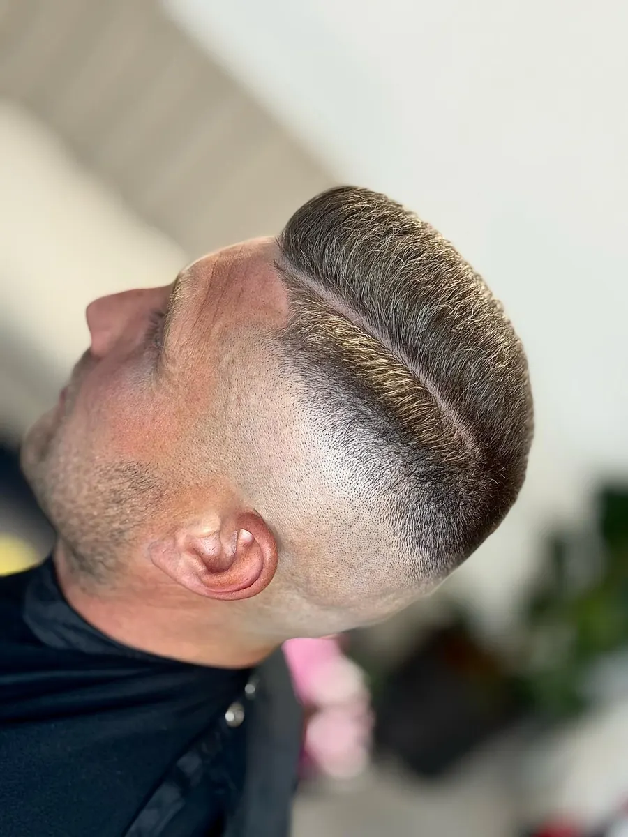 Pánský střih s vyholeným přechodem a pěšinkou